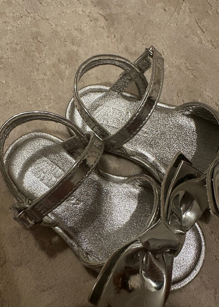 Zara kız bebek gümüş rengi fiyonklu sandalet - Görsel 4