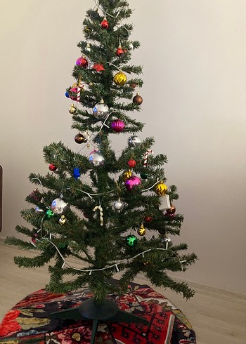 Renkli Süslemeli Yeni Yıl Ağacı - Görsel 4