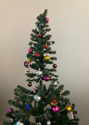 Renkli Süslemeli Yeni Yıl Ağacı - Görsel 3