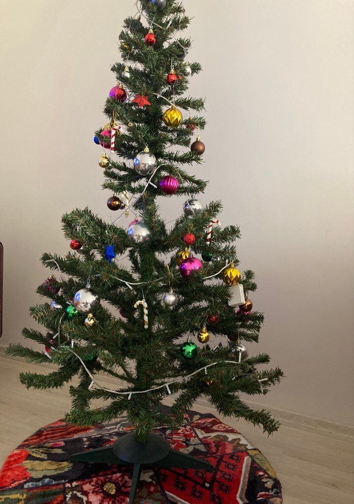 Renkli Süslemeli Yeni Yıl Ağacı - Görsel 4