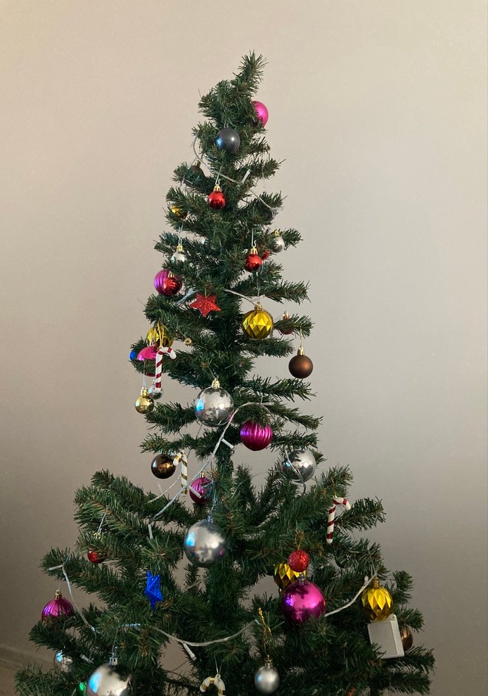 Renkli Süslemeli Yeni Yıl Ağacı - Görsel 3