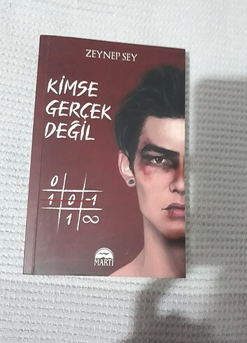 KİMSE GERÇEK DEĞİL 