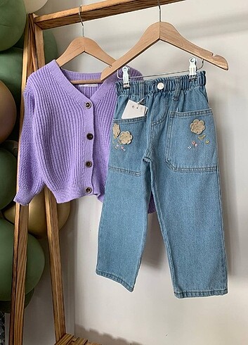 Çiçek detaylı jean