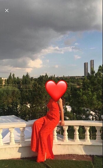 s Beden Nar çiçeği renginde sağ omzu volanlı ,sol omzu ip askılı tulum
