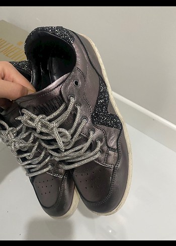 Gri Desenli Simli Spor Ayakkabı - Görsel 4