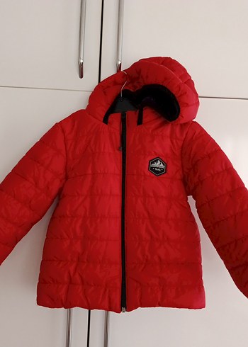 Kırmızı Kapüşonlu Erkek Çocuk Mont - Görsel 2