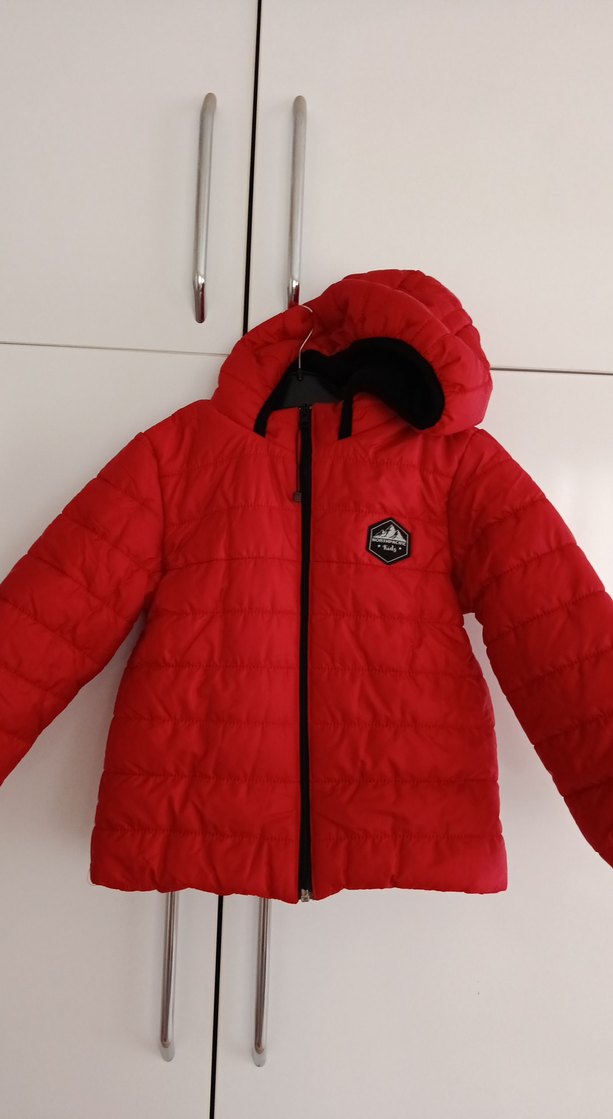 Kırmızı Kapüşonlu Erkek Çocuk Mont - Görsel 2