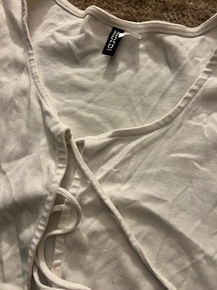 Beyaz V Yakalı Kısa Kollu Crop Top  - Görsel 2