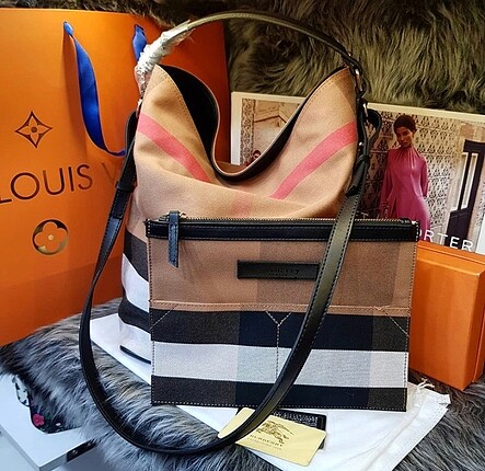Burberry kol çantası