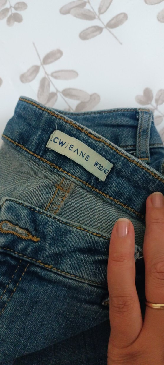 Mavi Yırtık Detaylı Salaş Kadın Jean - Görsel 3