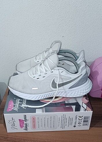 Nike revolution 