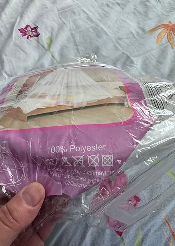 Taç Baskılı Beyaz Yatak Örtüsü