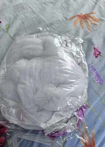 Beden Baskılı Beyaz Yatak Örtüsü