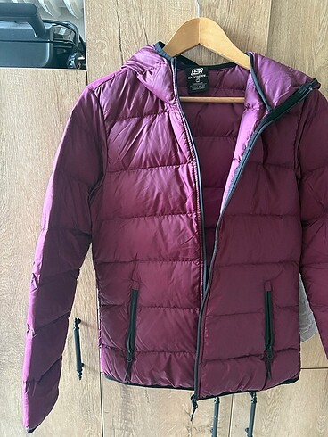 Az giyilmiş şişme mont