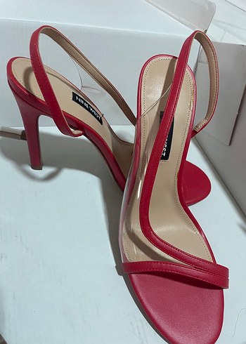 Nine West Kırmızı Rugan Tokalı İnce Topuklu Kadın Ayakkabı
