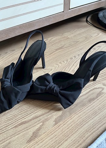 37 Beden Stradivarius Fiyonklu Siyah Stiletto Topuklu Kadın Ayakkabı