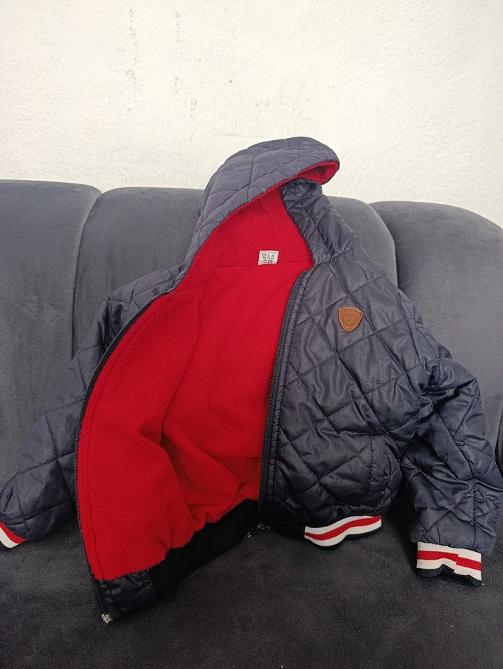 Kapitone Siyah Kapüşonlu Erkek Çocuk Mont - Görsel 3