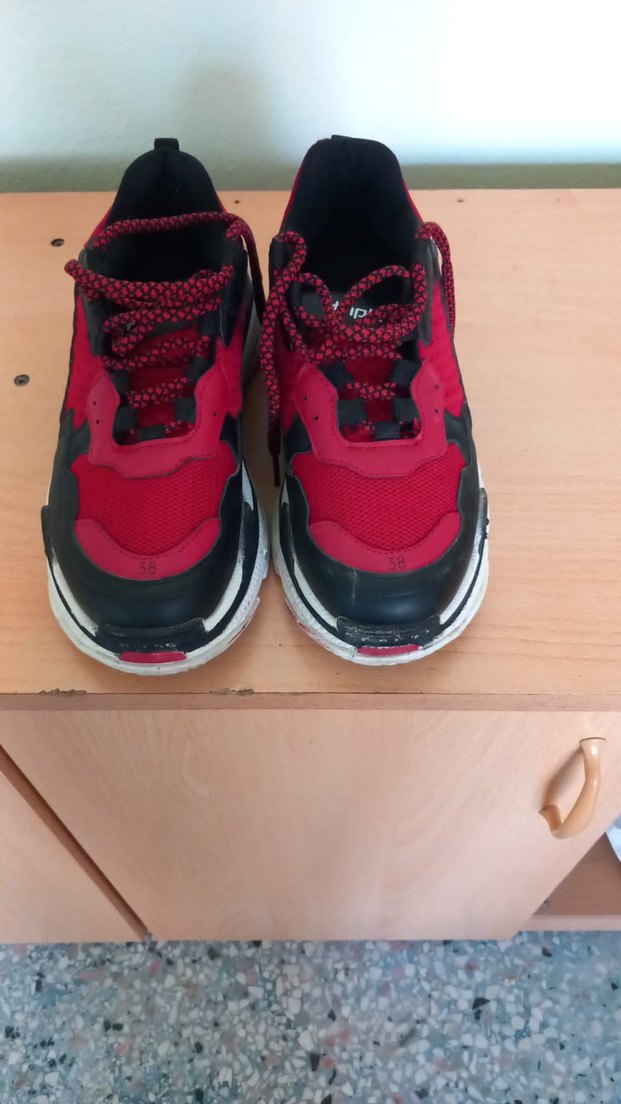 Kırmızı Bağcıklı Düz Tabanlı Spor Ayakkabı - Görsel 2