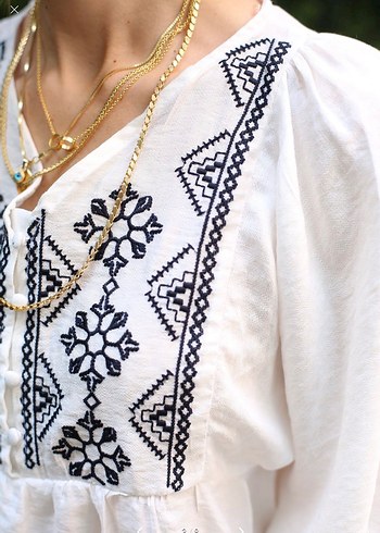 Nakışlı Balon Kollu Beyaz Bluz - Görsel 3