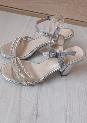 Bej Parlak Yılan Desenli Tokalı Topuklu Ayakkabı - Görsel 2