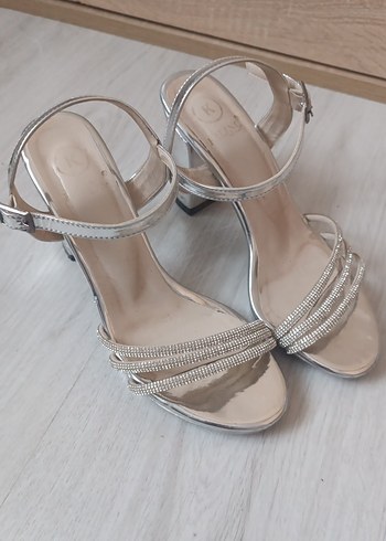 Bej Parlak Yılan Desenli Tokalı Topuklu Ayakkabı - Görsel 3