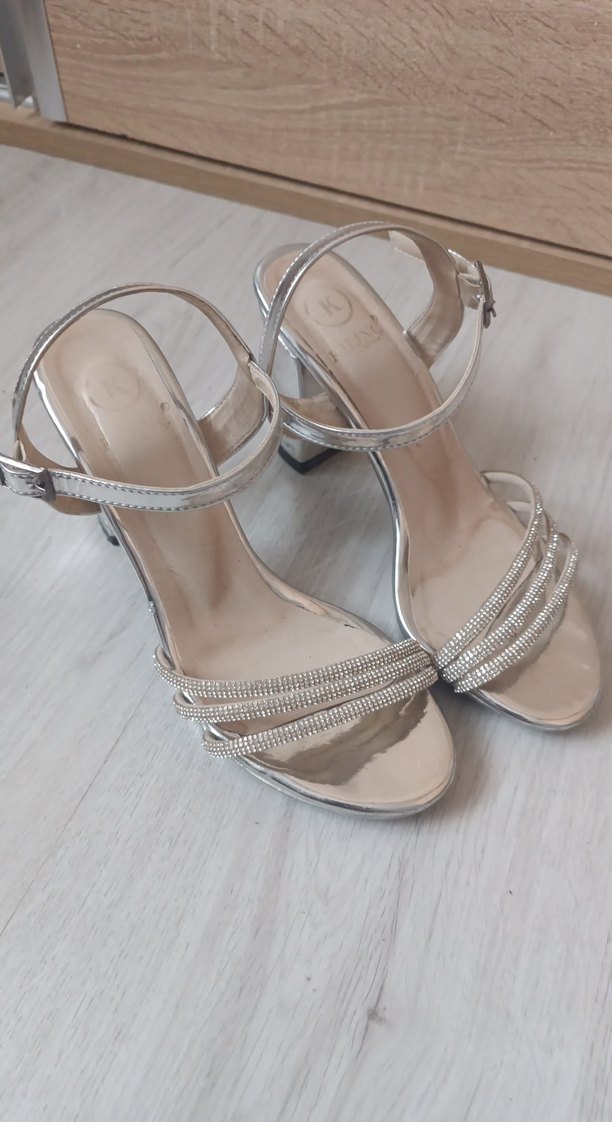 Bej Parlak Yılan Desenli Tokalı Topuklu Ayakkabı - Görsel 3