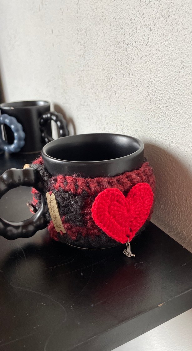 Kırmızı Kalp Detaylı Siyah Kupa - Görsel 4