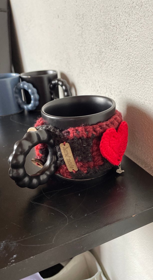 Kırmızı Kalp Detaylı Siyah Kupa - Görsel 2