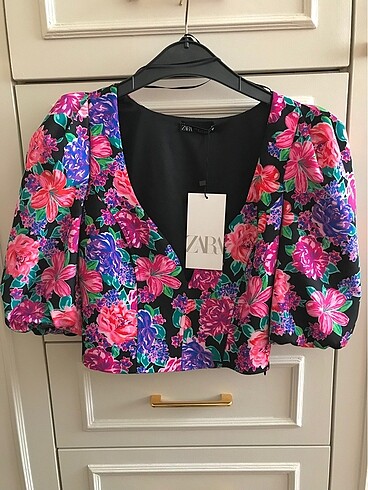 Zara çiçek desenli crop top