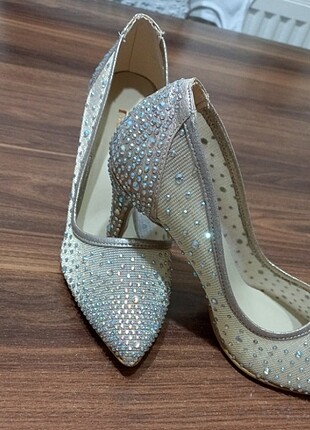 İnce topuk taşlı stiletto
