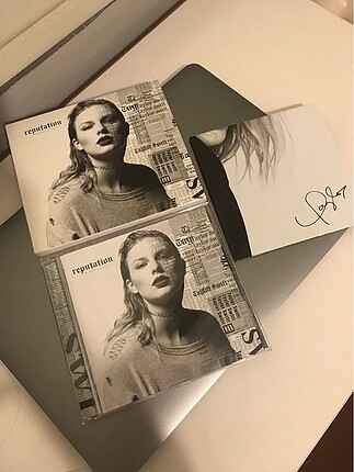 Ayırtıldı. Taylor Swift ve Selena Gomez Albüm