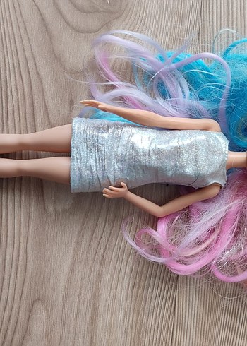 Parlak Gümüş Elbiseli Pastel Saçlı Bebek