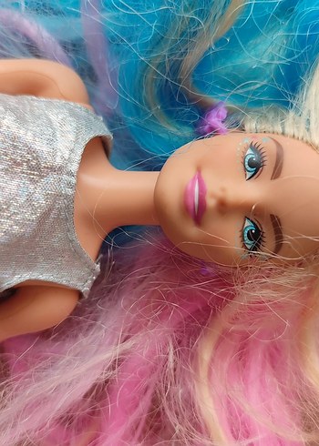 Barbie Parlak Gümüş Elbiseli Pastel Saçlı Bebek