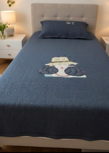 Lacivert Nakışlı Yatak Örtüsü - Görsel 2