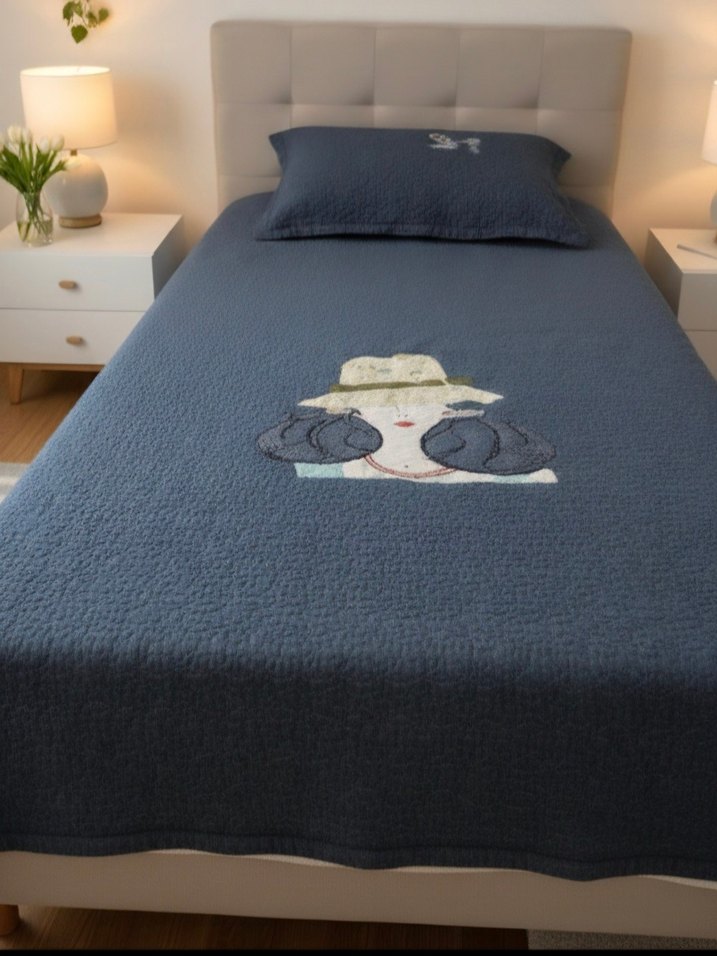 Lacivert Nakışlı Yatak Örtüsü - Görsel 2