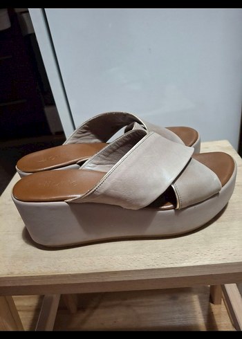 Bej Dolgu Topuklu Kadın Terlik - Görsel 4