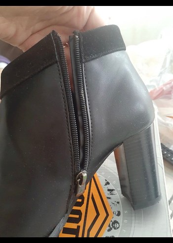 Tokalı Siyah Deri Kadın Bot - Görsel 3