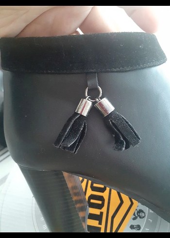 Tokalı Siyah Deri Kadın Bot - Görsel 4