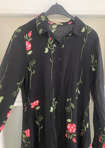 Uzun Siyah Çiçekli Düğmeli Elbise - Görsel 5