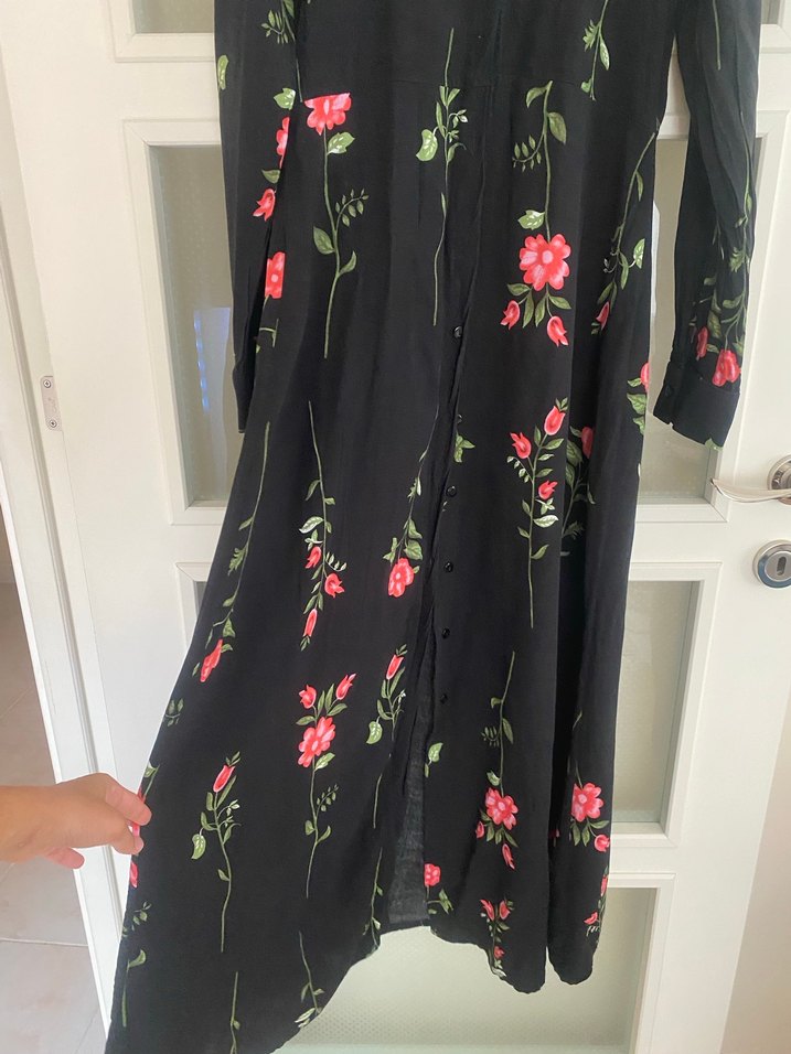 Uzun Siyah Çiçekli Düğmeli Elbise - Görsel 3