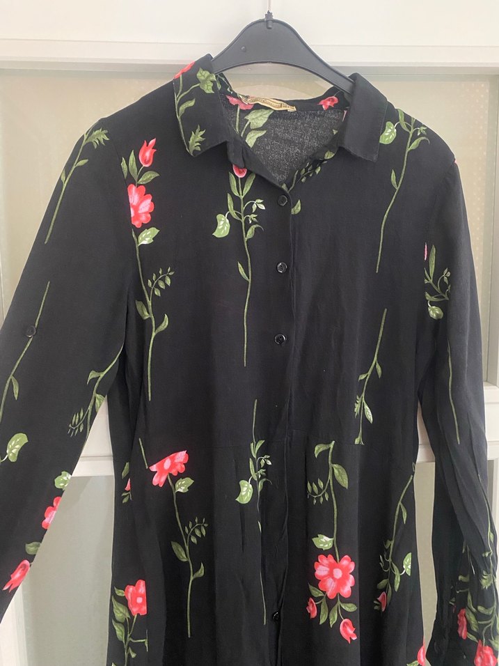 Uzun Siyah Çiçekli Düğmeli Elbise - Görsel 5
