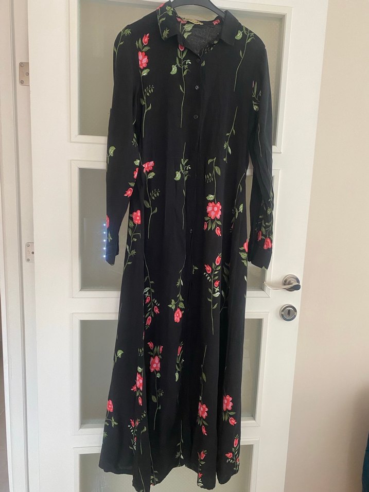 Uzun Siyah Çiçekli Düğmeli Elbise - Görsel 2