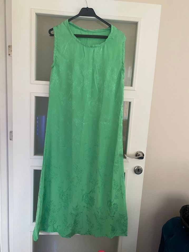 Yeşil Kolsuz Uzun Saten Elbise - Görsel 2