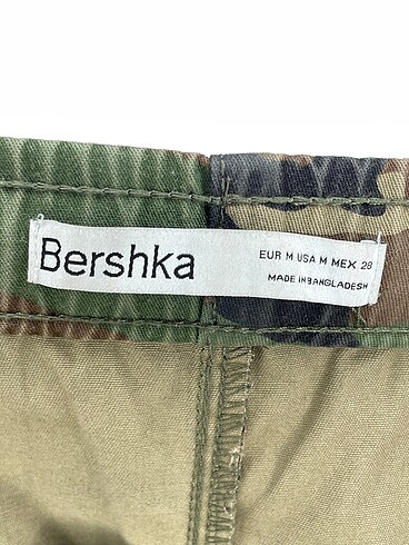m Beden çeşitli Renk Bershka Düz Kesim %70 İndirimli.