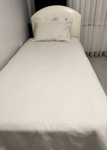 Beyaz Desensiz Yatak Örtüsü