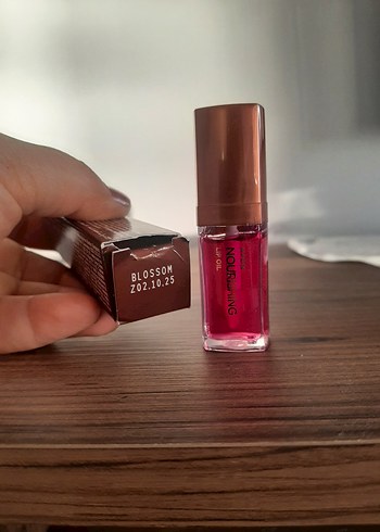 Blossom Parlak Besleyici Dudak Yağı - Görsel 2