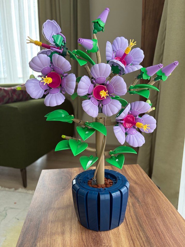 LEGO Botanicals Koyu Mor Hibiskus Seti - Görsel 2