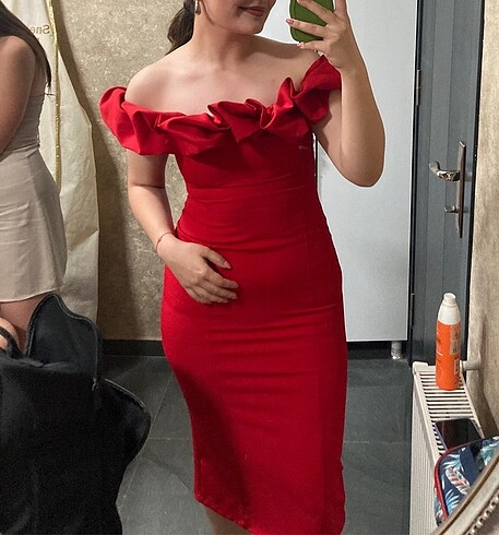 esra helvacı kırmızı elbise