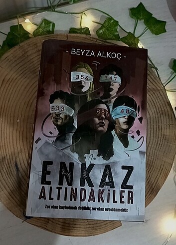 Enkaz Altındakiler
