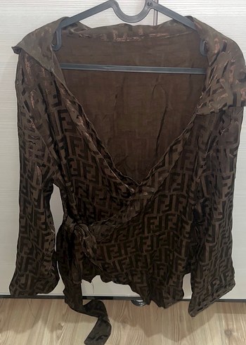 Kahverengi fendi desenli bağlamalı bluz